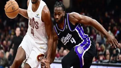 【激情对决！】守护荣耀之战：防卫者军团誓守主场，挑战拉普拉塔大学生，金身能否不倒？